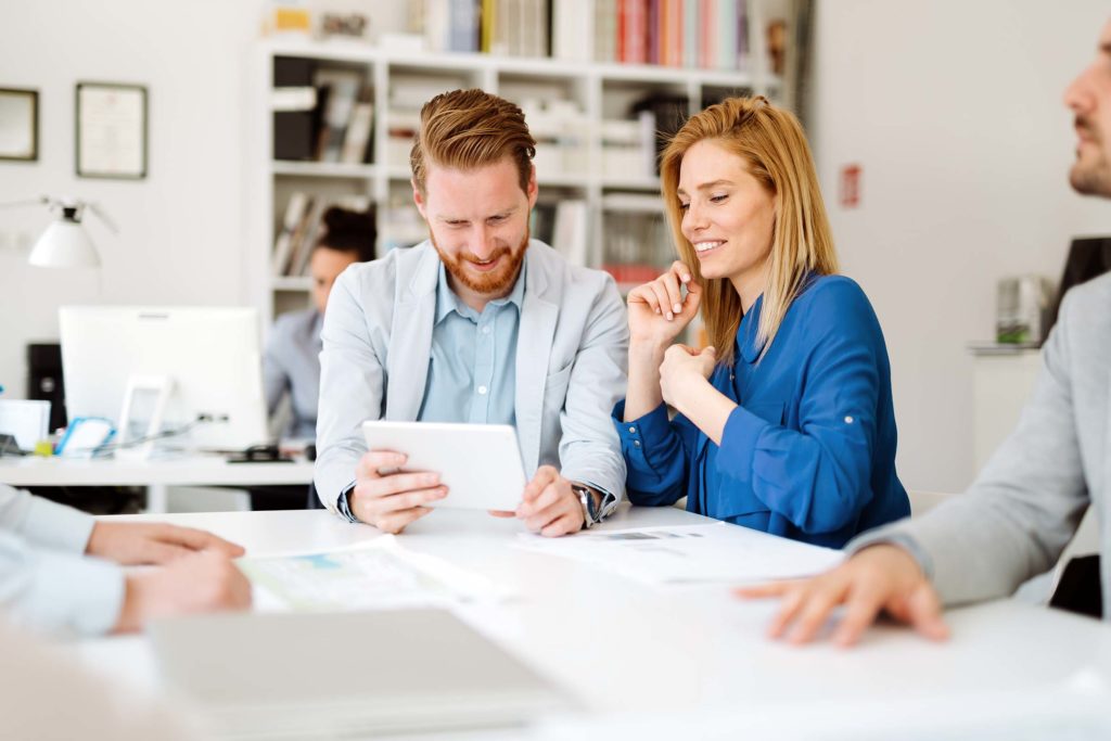 personas invirtiendo